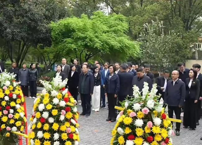 毛新宇携夫人向外婆张文秋敬献花篮