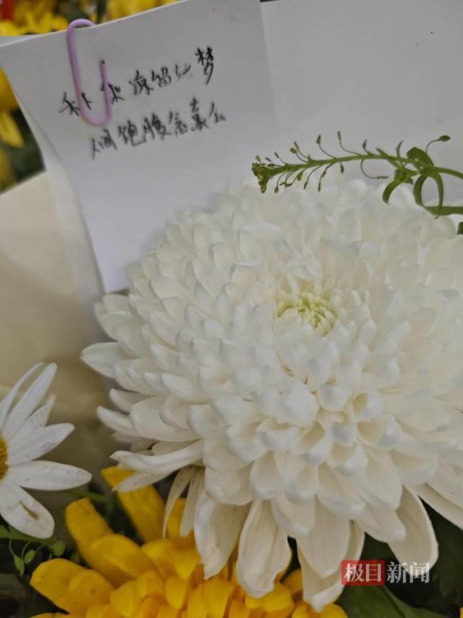 网友委托外卖小哥到袁隆平墓地献花 鲜花寄托哀思与敬意