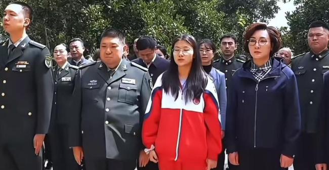 毛新宇携家人到杨开慧烈士陵园祭扫 缅怀先辈传承家风