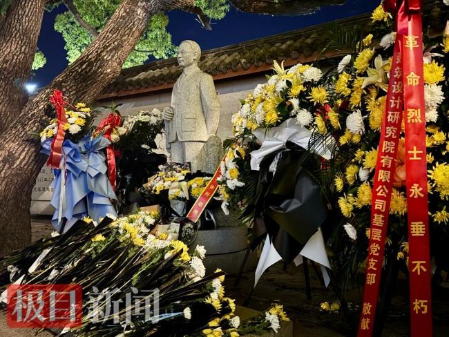 吴石将军故居前摆满鲜花 市民游客缅怀先烈