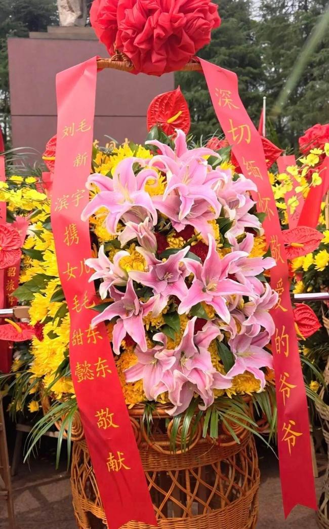 毛新宇向毛主席铜像敬献花篮 深切缅怀敬爱的爷爷