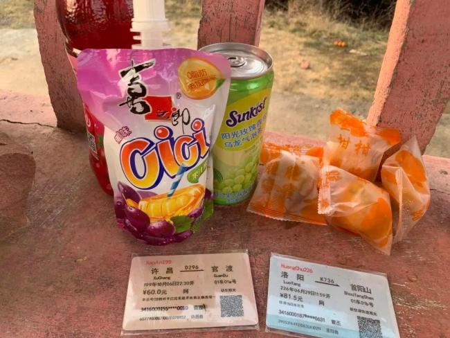 媒体评年轻人迷上为古人扫墓 跨越时空的会面