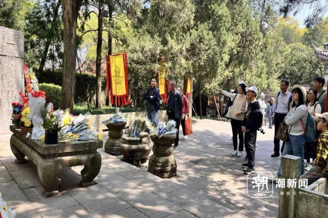 岳飞墓前敬酒 于谦墓前送止咳药