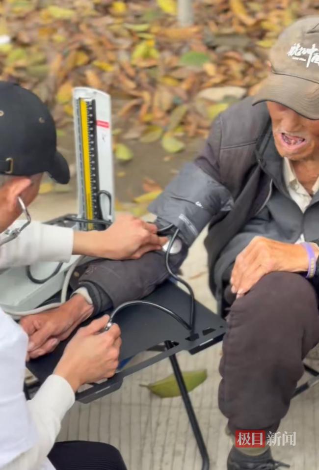 90岁老人孤身骑行30年重返江西 治愈半生伤痛