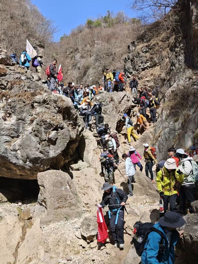 清明徒步大军堵死南太行 游客爆满引发拥堵