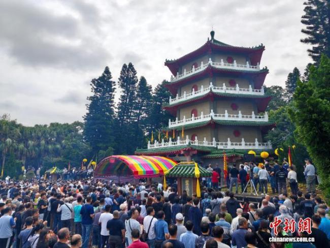台湾叶五美公祖塔前千人祭祖