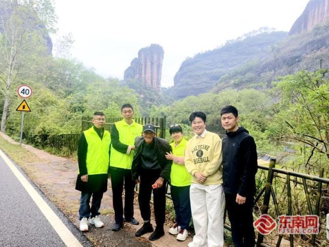 90岁老人骑行30年 现想慢慢走回家 三十年骑行疗愈