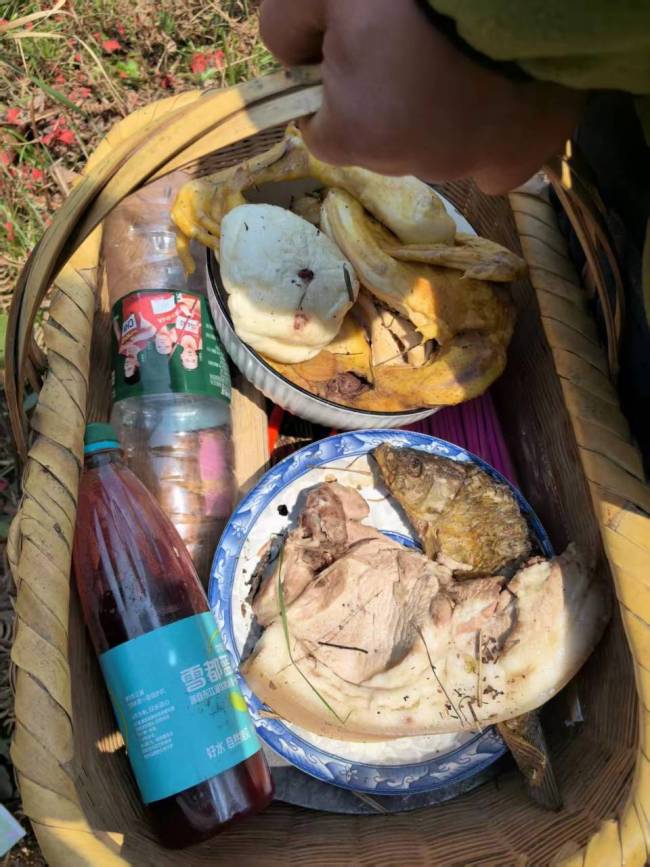 清明节上山祭祖的人排起长队 家族传统不缺席