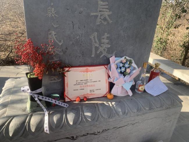 媒体评年轻人迷上为古人扫墓 跨越时空的会面