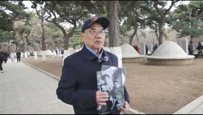 92岁老兵带着家乡泥土缅怀长眠战友