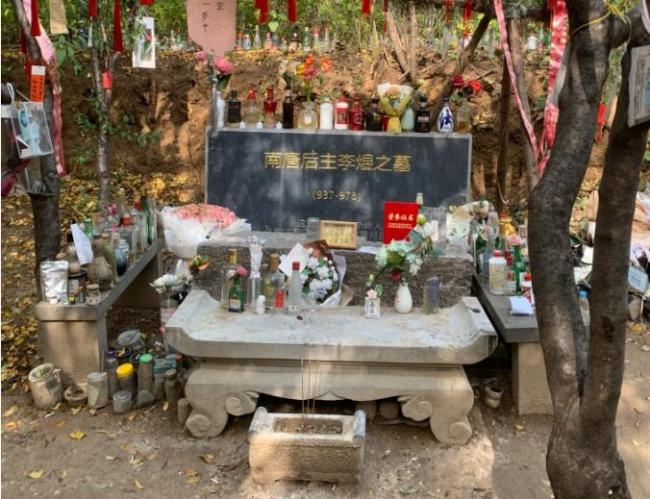 媒体评年轻人迷上为古人扫墓 跨越时空的会面