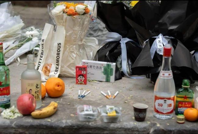 岳飞墓前敬酒 于谦墓前送止咳药 新式缅怀成风尚