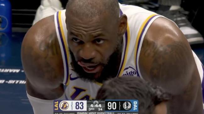 詹姆斯连续暴扣 30分15助攻 湖人客场激战独行侠