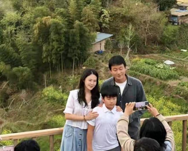 佟大为带家人到三清山游玩被偶遇 温馨家庭时光引关注