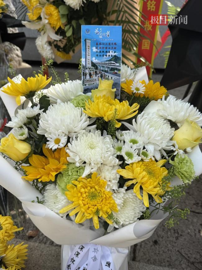 吴石福州故居挤满悼念者,有人带来海报《为了这个省》 缅怀先烈传承精神