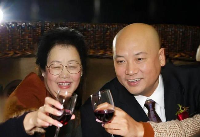 迟重瑞用身体为陈丽华挡马蜂 传奇婚姻的守护者