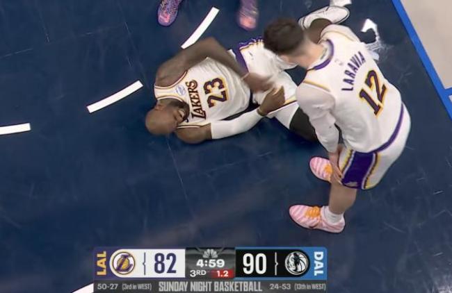 詹姆斯连续暴扣 30分15助攻 湖人客场激战独行侠