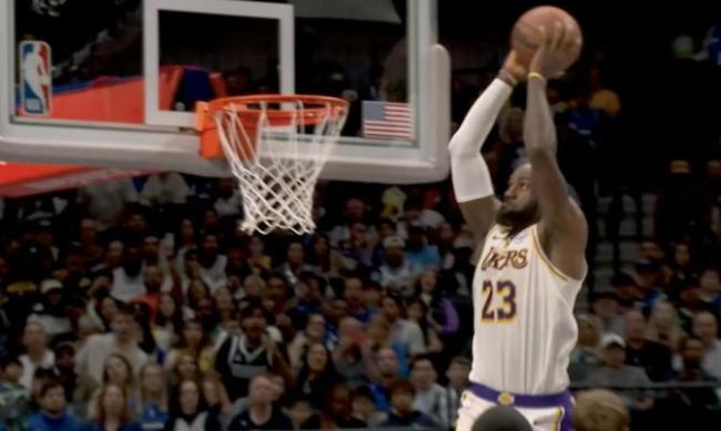 詹姆斯连续暴扣 30分15助攻 湖人客场激战独行侠