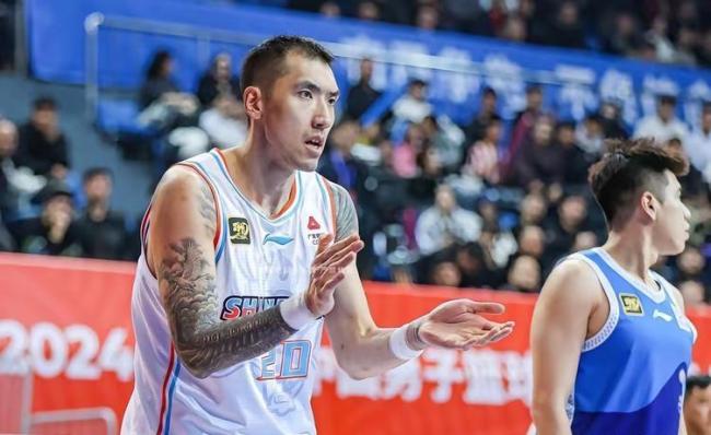 2米32巨塔秀胯下！法尔一条龙掀翻陶汉林，CBA第一巨人太离谱 内线新老交替的残酷现实