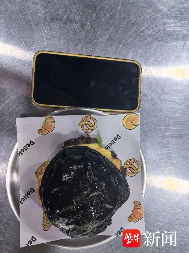 吃12个汉堡女子称自己天生食量大 自助餐拒客风波