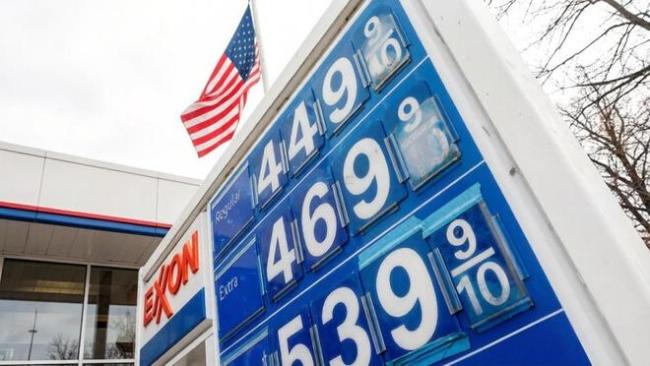 美国女孩崩溃哭诉：战争推高物价，生活成本飙升引发共鸣