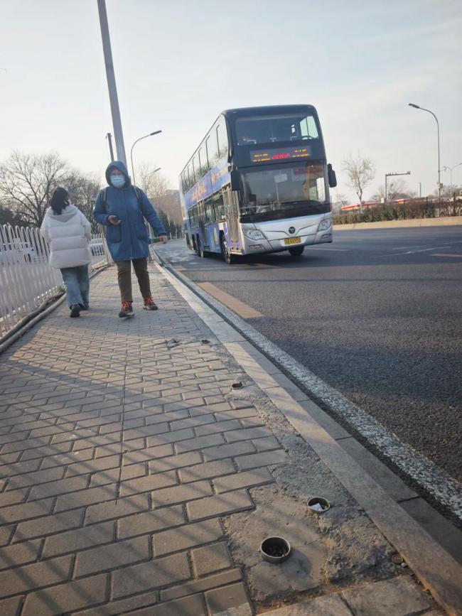 网友自带工具上街拔钉子