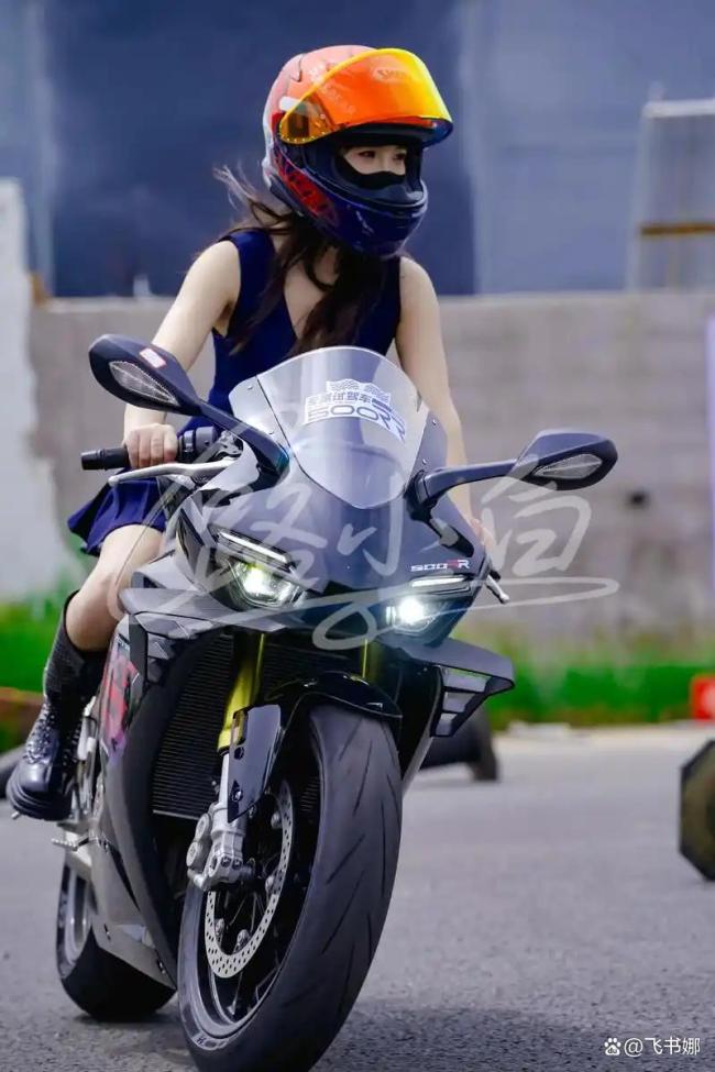 亏了2278万 张雪还在“烧钱”