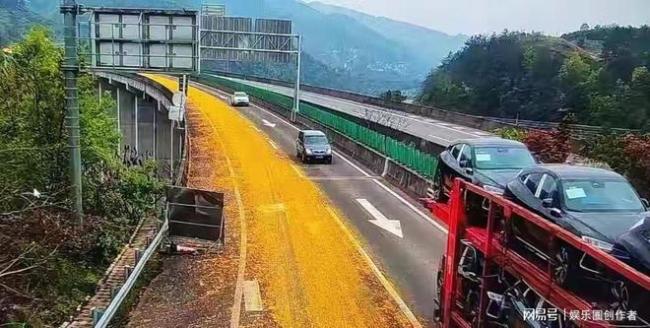 载2万斤橙子货车翻滚坠崖 司机轻伤幸无大碍