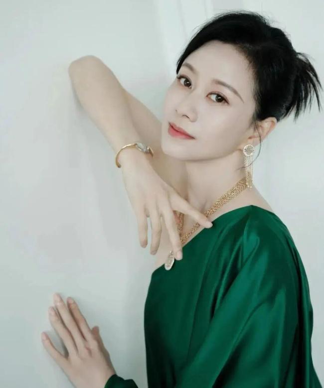 倪虹洁称离婚后和儿子变陌生 母子关系引热议