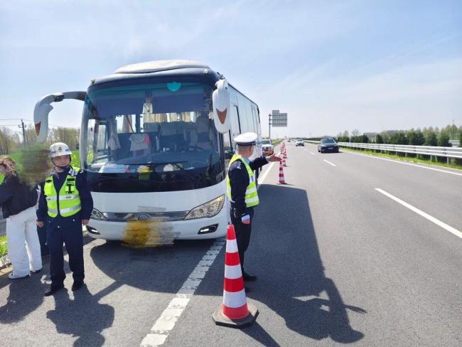 客车抛锚乘客被困高速 交警火速救援 40分钟安全转移
