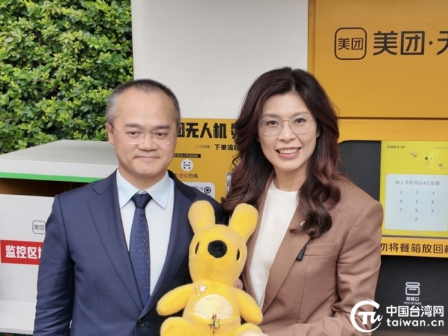 郑丽文在上海体验无人机外卖 科技便利获赞