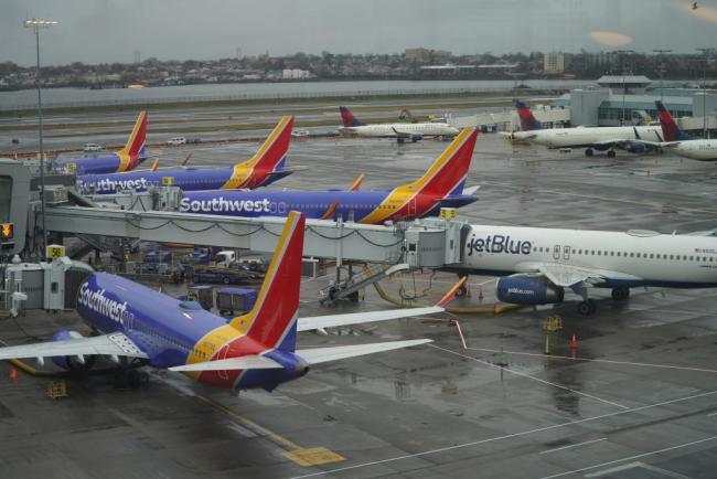 全球多地航司上调行李和燃油费 应对油价飙升