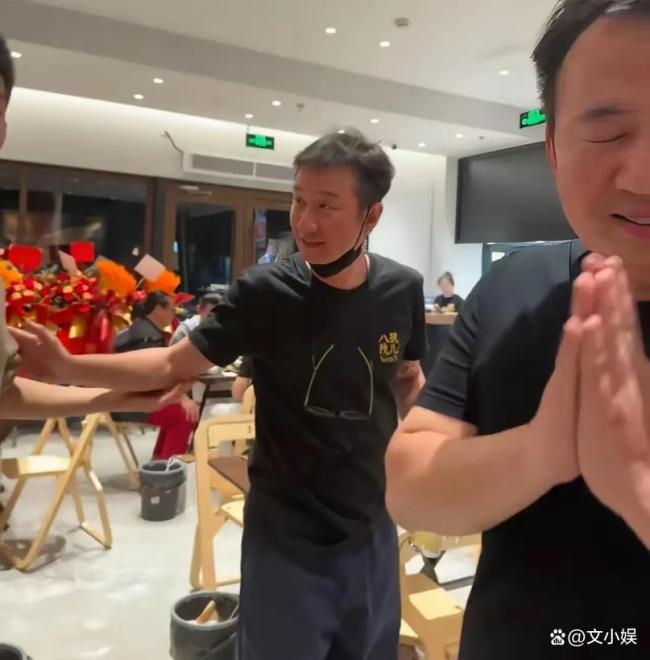 文章开饭店了 明星变身亲民老板