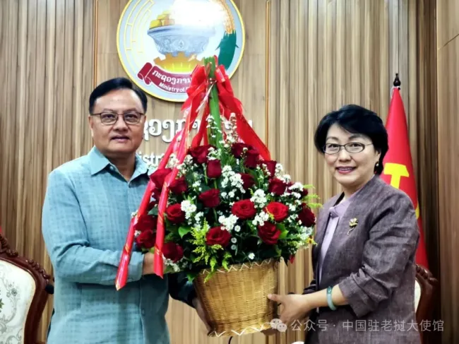 中国驻老挝大使拜会老挝总理