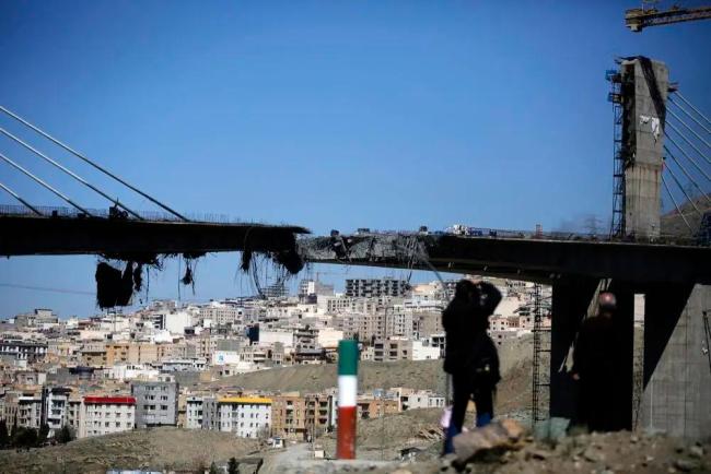 伊朗民众聚集在发电厂附近组成“人盾”