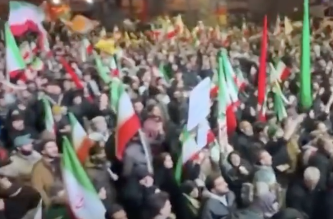 伊朗民众在停火声明发布后焚烧美以国旗 集会示威表达立场