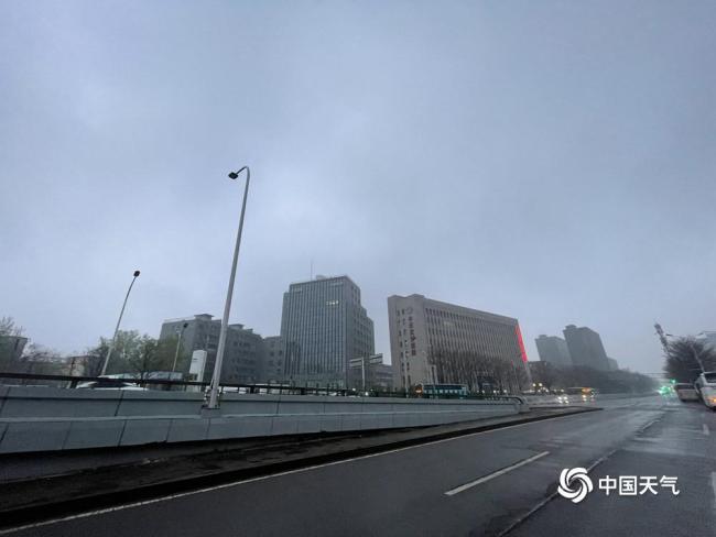 北京降雨国内正规最大的配资平台,路面湿滑,出行请多加留意 小雨伴轻雾影响交通