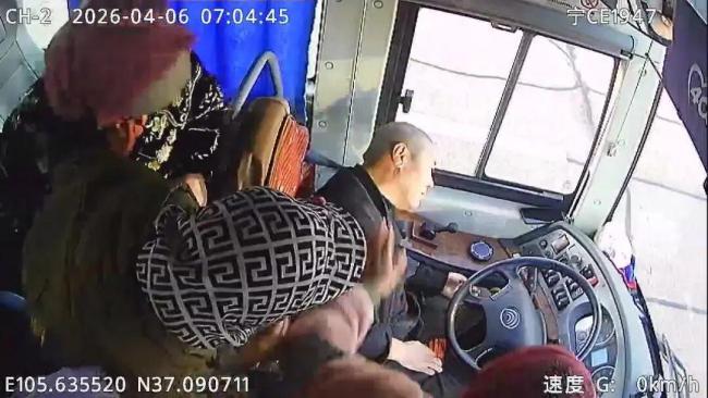 司机发病踩死刹车护住45人