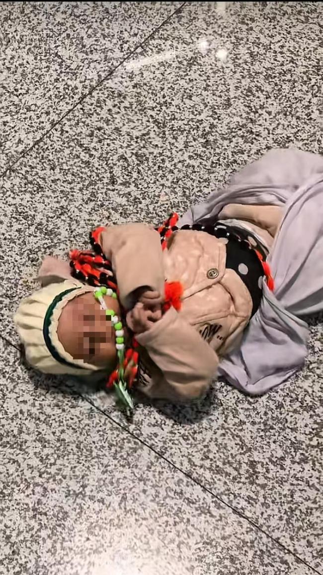 机场地上躺外国婴儿?家长随后抱走 中西育儿差异引热议