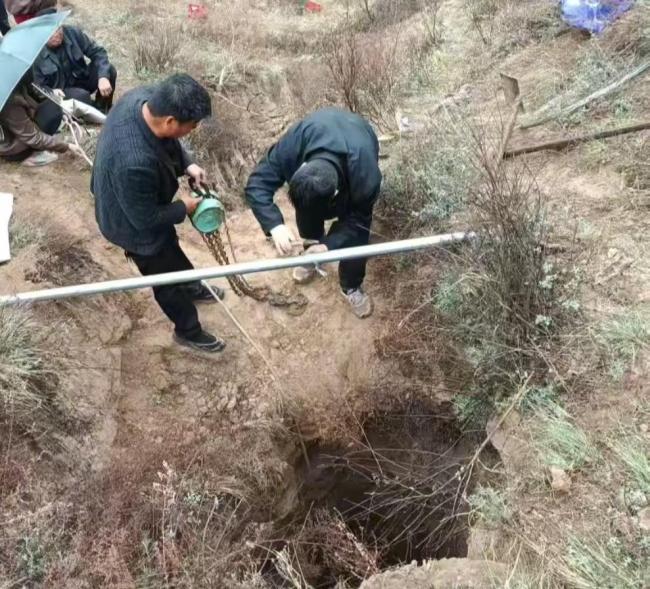 800斤黄牛坠洞 主人营救4天无奈放弃 村民合力未果