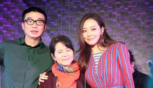 张靓颖和男友与一又友聚餐 低调相伴显默契