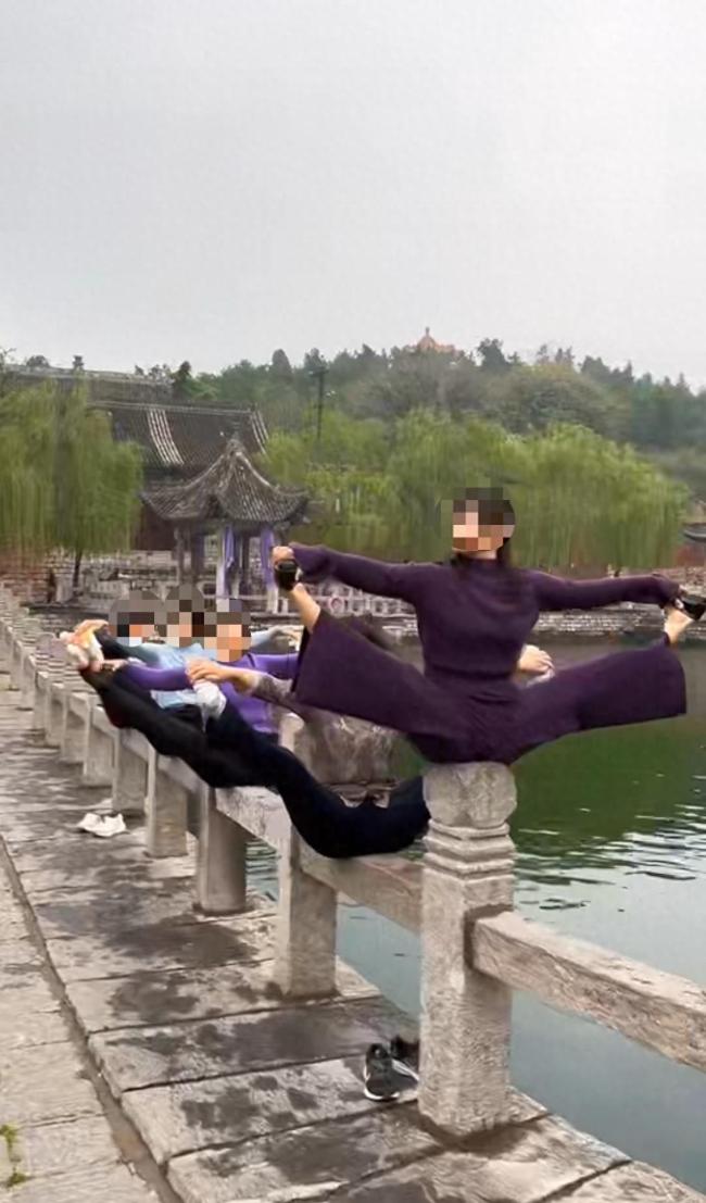景区5女子临水栏杆上做瑜伽