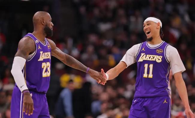 湖东说念主驯顺骁雄 詹姆斯父子同台创历史