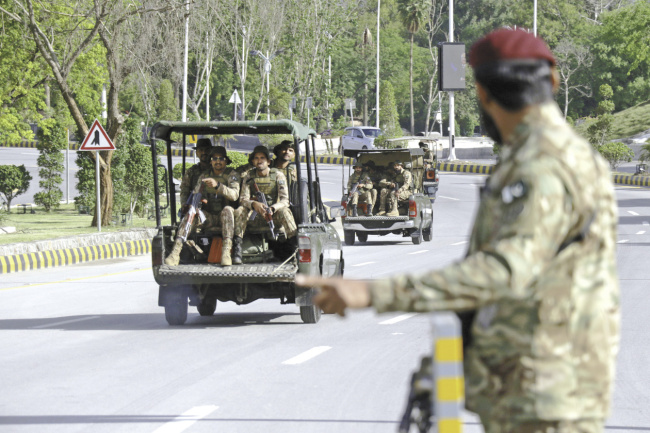 霍尔木兹海峡再次关闭，美伊谈判前变数层出