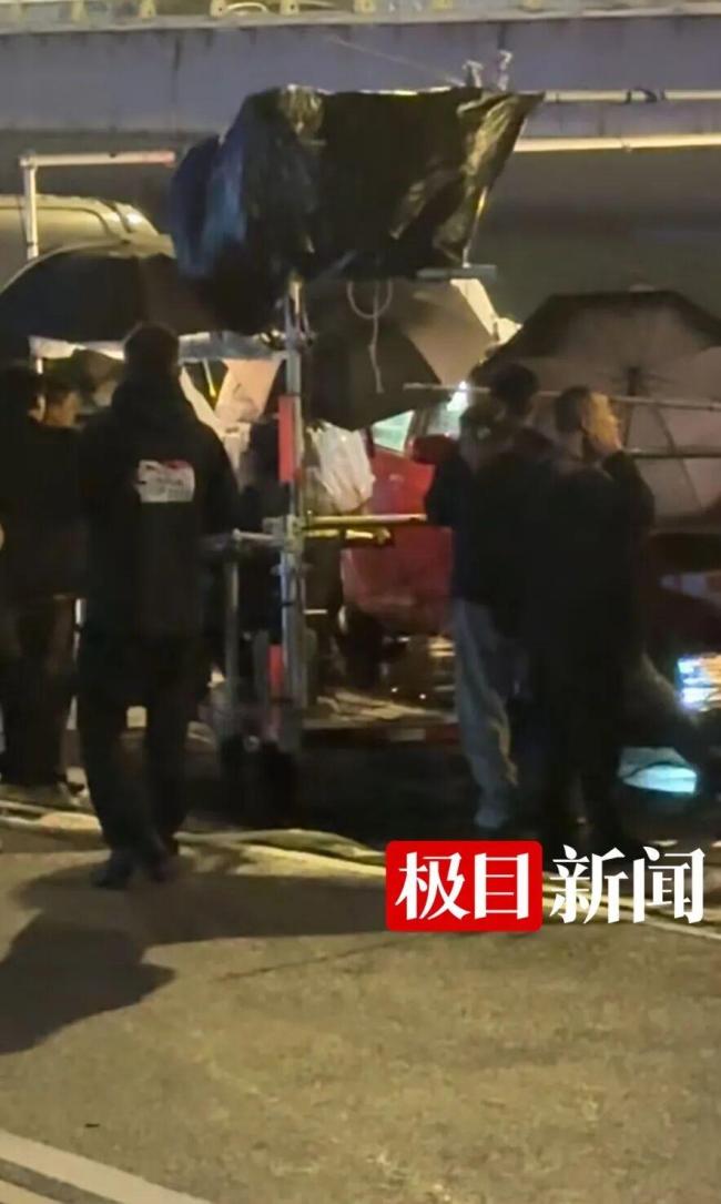 章子怡在武汉街头拍摄新片 市民围不雅称“没白等”