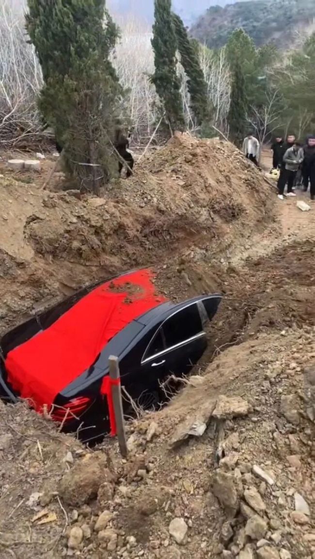 民政局回应用真奔驰车陪葬 豪车陪葬引热议