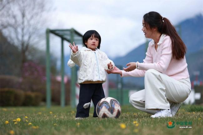 跨越千山万水 军嫂军娃赴高原探亲 共度珍贵时光