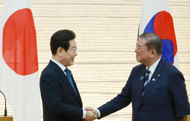 李在明宴请石破茂，老石拿起桌上装饰花问：这能吃吗？乐得眼睛眯成一条线 韩日关系的未来转向