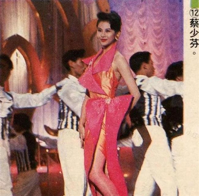 张晋蔡少芬6岁儿子近照 眼镜下的温馨日常