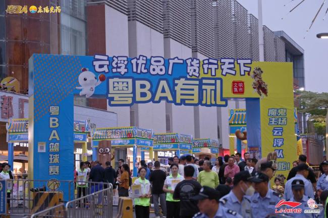 友谊第一 宵夜第二：篮球与美食的双重盛宴